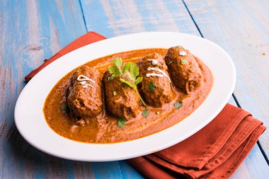 Malai Kofta Curry - geleneksel Kuzey Hindistan vejetaryen tarifi köftelere alternatif olarak tandır roti veya Hint ekmeği ve yeşil salata ile servis edilir.