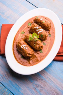 Malai Kofta Curry - geleneksel Kuzey Hindistan vejetaryen tarifi köftelere alternatif olarak tandır roti veya Hint ekmeği ve yeşil salata ile servis edilir.