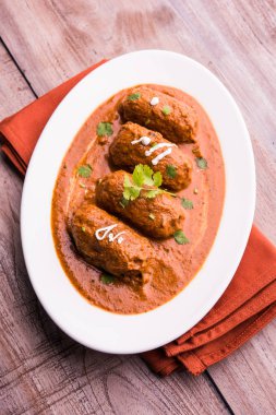 Malai Kofta Curry - geleneksel Kuzey Hindistan vejetaryen tarifi köftelere alternatif olarak tandır roti veya Hint ekmeği ve yeşil salata ile servis edilir.