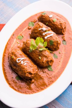 Malai Kofta Curry - geleneksel Kuzey Hindistan vejetaryen tarifi köftelere alternatif olarak tandır roti veya Hint ekmeği ve yeşil salata ile servis edilir.