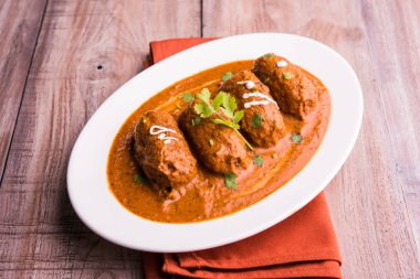 Malai Kofta Curry - geleneksel Kuzey Hindistan vejetaryen tarifi köftelere alternatif olarak tandır roti veya Hint ekmeği ve yeşil salata ile servis edilir.