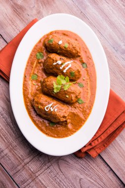 Malai Kofta Curry - geleneksel Kuzey Hindistan vejetaryen tarifi köftelere alternatif olarak tandır roti veya Hint ekmeği ve yeşil salata ile servis edilir.