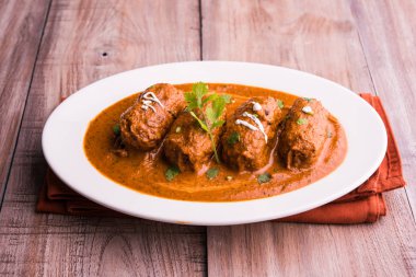Malai Kofta Curry - geleneksel Kuzey Hindistan vejetaryen tarifi köftelere alternatif olarak tandır roti veya Hint ekmeği ve yeşil salata ile servis edilir.