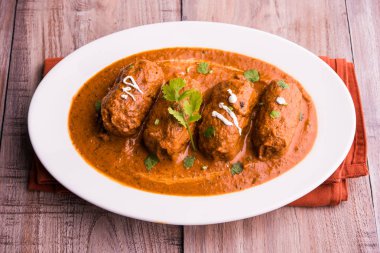 Malai Kofta Curry - beyaz tabakta servis edilen köftelere alternatif klasik Kuzey Hindistan vejetaryen tarifi.