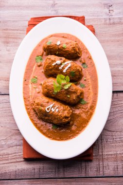 Malai Kofta Curry - beyaz tabakta servis edilen köftelere alternatif klasik Kuzey Hindistan vejetaryen tarifi.