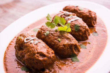Malai Kofta Curry - beyaz tabakta servis edilen köftelere alternatif klasik Kuzey Hindistan vejetaryen tarifi.
