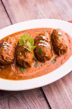 Malai Kofta Curry - beyaz tabakta servis edilen köftelere alternatif klasik Kuzey Hindistan vejetaryen tarifi.