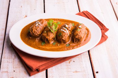 Malai Kofta Curry - beyaz tabakta servis edilen köftelere alternatif klasik Kuzey Hindistan vejetaryen tarifi.