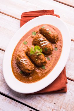 Malai Kofta Curry - beyaz tabakta servis edilen köftelere alternatif klasik Kuzey Hindistan vejetaryen tarifi.
