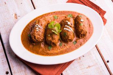 Malai Kofta Curry - beyaz tabakta servis edilen köftelere alternatif klasik Kuzey Hindistan vejetaryen tarifi.