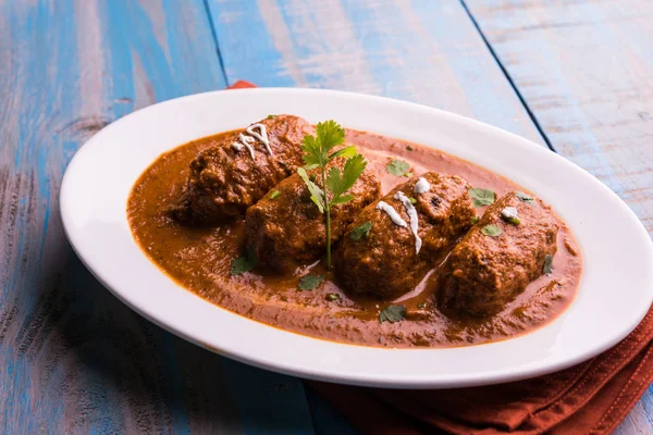 Malai Kofta Curry - geleneksel Kuzey Hindistan vejetaryen tarifi köftelere alternatif olarak tandır roti veya Hint ekmeği ve yeşil salata ile servis edilir.
