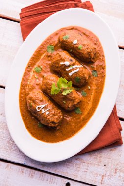 Malai Kofta Curry - beyaz tabakta servis edilen köftelere alternatif klasik Kuzey Hindistan vejetaryen tarifi.
