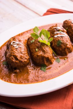 Malai Kofta Curry - beyaz tabakta servis edilen köftelere alternatif klasik Kuzey Hindistan vejetaryen tarifi.