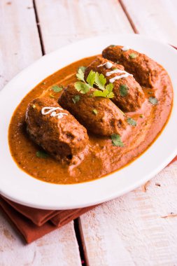 Malai Kofta Curry - beyaz tabakta servis edilen köftelere alternatif klasik Kuzey Hindistan vejetaryen tarifi.