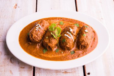 Malai Kofta Curry - beyaz tabakta servis edilen köftelere alternatif klasik Kuzey Hindistan vejetaryen tarifi.