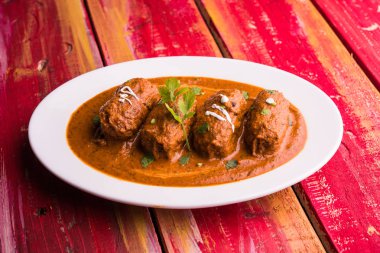 Malai Kofta Curry - beyaz tabakta servis edilen köftelere alternatif klasik Kuzey Hindistan vejetaryen tarifi.