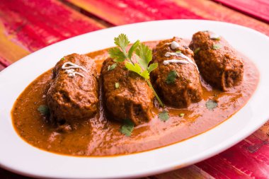 Malai Kofta Curry - beyaz tabakta servis edilen köftelere alternatif klasik Kuzey Hindistan vejetaryen tarifi.