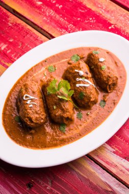 Malai Kofta Curry - beyaz tabakta servis edilen köftelere alternatif klasik Kuzey Hindistan vejetaryen tarifi.