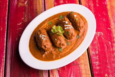 Malai Kofta Curry - beyaz tabakta servis edilen köftelere alternatif klasik Kuzey Hindistan vejetaryen tarifi.