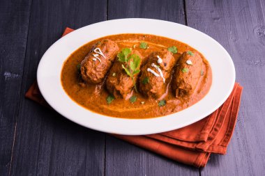 Malai Kofta Curry - beyaz tabakta servis edilen köftelere alternatif klasik Kuzey Hindistan vejetaryen tarifi.