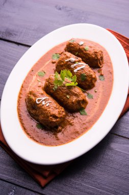 Malai Kofta Curry - beyaz tabakta servis edilen köftelere alternatif klasik Kuzey Hindistan vejetaryen tarifi.