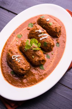 Malai Kofta Curry - beyaz tabakta servis edilen köftelere alternatif klasik Kuzey Hindistan vejetaryen tarifi.