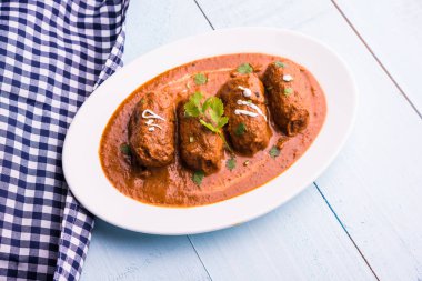 Malai Kofta Curry - beyaz tabakta servis edilen köftelere alternatif klasik Kuzey Hindistan vejetaryen tarifi.
