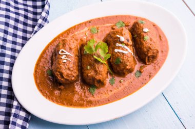 Malai Kofta Curry - beyaz tabakta servis edilen köftelere alternatif klasik Kuzey Hindistan vejetaryen tarifi.