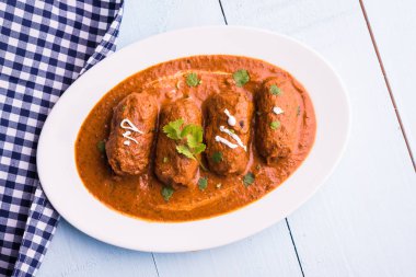 Malai Kofta Curry - beyaz tabakta servis edilen köftelere alternatif klasik Kuzey Hindistan vejetaryen tarifi.