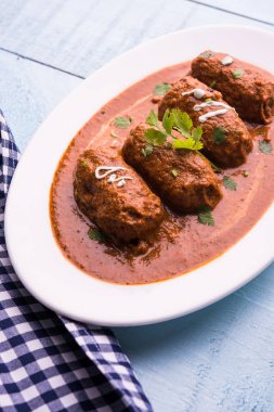 Malai Kofta Curry - beyaz tabakta servis edilen köftelere alternatif klasik Kuzey Hindistan vejetaryen tarifi.