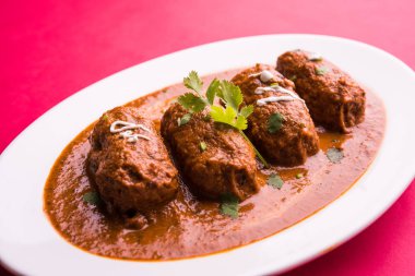 Malai Kofta Curry - beyaz tabakta servis edilen köftelere alternatif klasik Kuzey Hindistan vejetaryen tarifi.