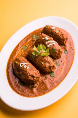Malai Kofta Curry - beyaz tabakta servis edilen köftelere alternatif klasik Kuzey Hindistan vejetaryen tarifi.