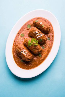 Malai Kofta Curry - beyaz tabakta servis edilen köftelere alternatif klasik Kuzey Hindistan vejetaryen tarifi.