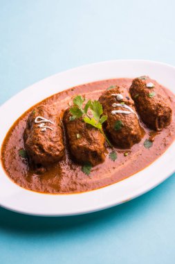 Malai Kofta Curry - beyaz tabakta servis edilen köftelere alternatif klasik Kuzey Hindistan vejetaryen tarifi.