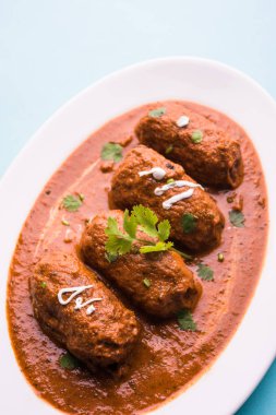 Malai Kofta Curry - beyaz tabakta servis edilen köftelere alternatif klasik Kuzey Hindistan vejetaryen tarifi.
