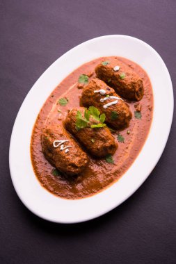 Malai Kofta Curry - beyaz tabakta servis edilen köftelere alternatif klasik Kuzey Hindistan vejetaryen tarifi.