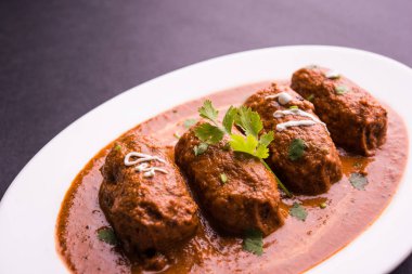 Malai Kofta Curry - beyaz tabakta servis edilen köftelere alternatif klasik Kuzey Hindistan vejetaryen tarifi.
