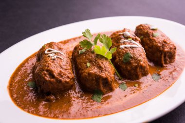 Malai Kofta Curry - beyaz tabakta servis edilen köftelere alternatif klasik Kuzey Hindistan vejetaryen tarifi.