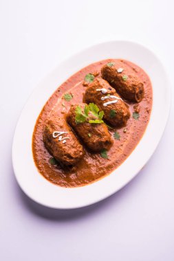Malai Kofta Curry - beyaz tabakta servis edilen köftelere alternatif klasik Kuzey Hindistan vejetaryen tarifi.