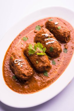 Malai Kofta Curry - beyaz tabakta servis edilen köftelere alternatif klasik Kuzey Hindistan vejetaryen tarifi.