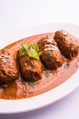 Malai Kofta Curry - beyaz tabakta servis edilen köftelere alternatif klasik Kuzey Hindistan vejetaryen tarifi.