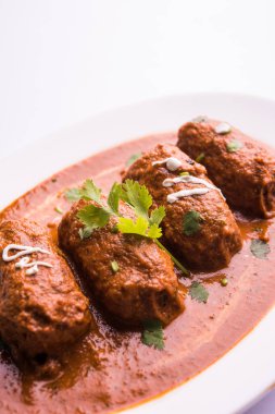 Malai Kofta Curry - beyaz tabakta servis edilen köftelere alternatif klasik Kuzey Hindistan vejetaryen tarifi.