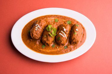 Malai Kofta Curry - beyaz tabakta servis edilen köftelere alternatif klasik Kuzey Hindistan vejetaryen tarifi.
