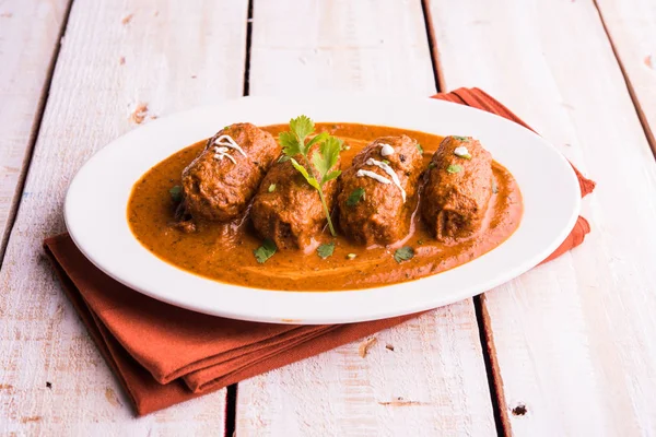 Malai Kofta Curry - beyaz tabakta servis edilen köftelere alternatif klasik Kuzey Hindistan vejetaryen tarifi.