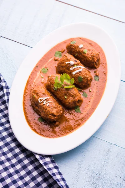 Malai Kofta Curry - beyaz tabakta servis edilen köftelere alternatif klasik Kuzey Hindistan vejetaryen tarifi.