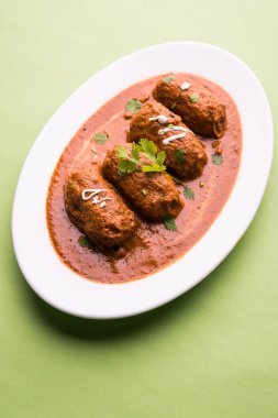 Malai Kofta Curry - beyaz tabakta servis edilen köftelere alternatif klasik Kuzey Hindistan vejetaryen tarifi.