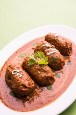 Malai Kofta Curry - beyaz tabakta servis edilen köftelere alternatif klasik Kuzey Hindistan vejetaryen tarifi.