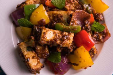 Kırmızı biber ya da baharatlı süzme peynir, kapsiyum ve soğanla servis edilir, favori Hint başlangıç menüsü, seçici odaklanma.