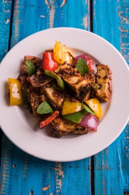 Kırmızı biber ya da baharatlı süzme peynir, kapsiyum ve soğanla servis edilir, favori Hint başlangıç menüsü, seçici odaklanma.