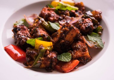 Kırmızı biber ya da baharatlı süzme peynir, kapsiyum ve soğanla servis edilir, favori Hint başlangıç menüsü, seçici odaklanma.